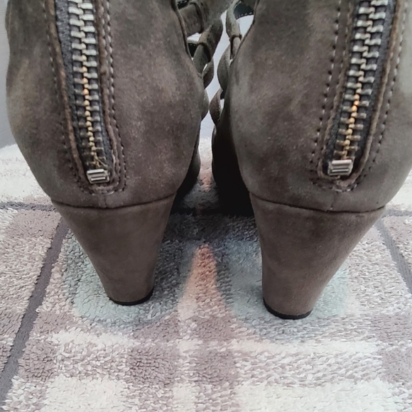 Aerosoles Heel Feet, size 6.5, gray suede - Picture 4 of 5